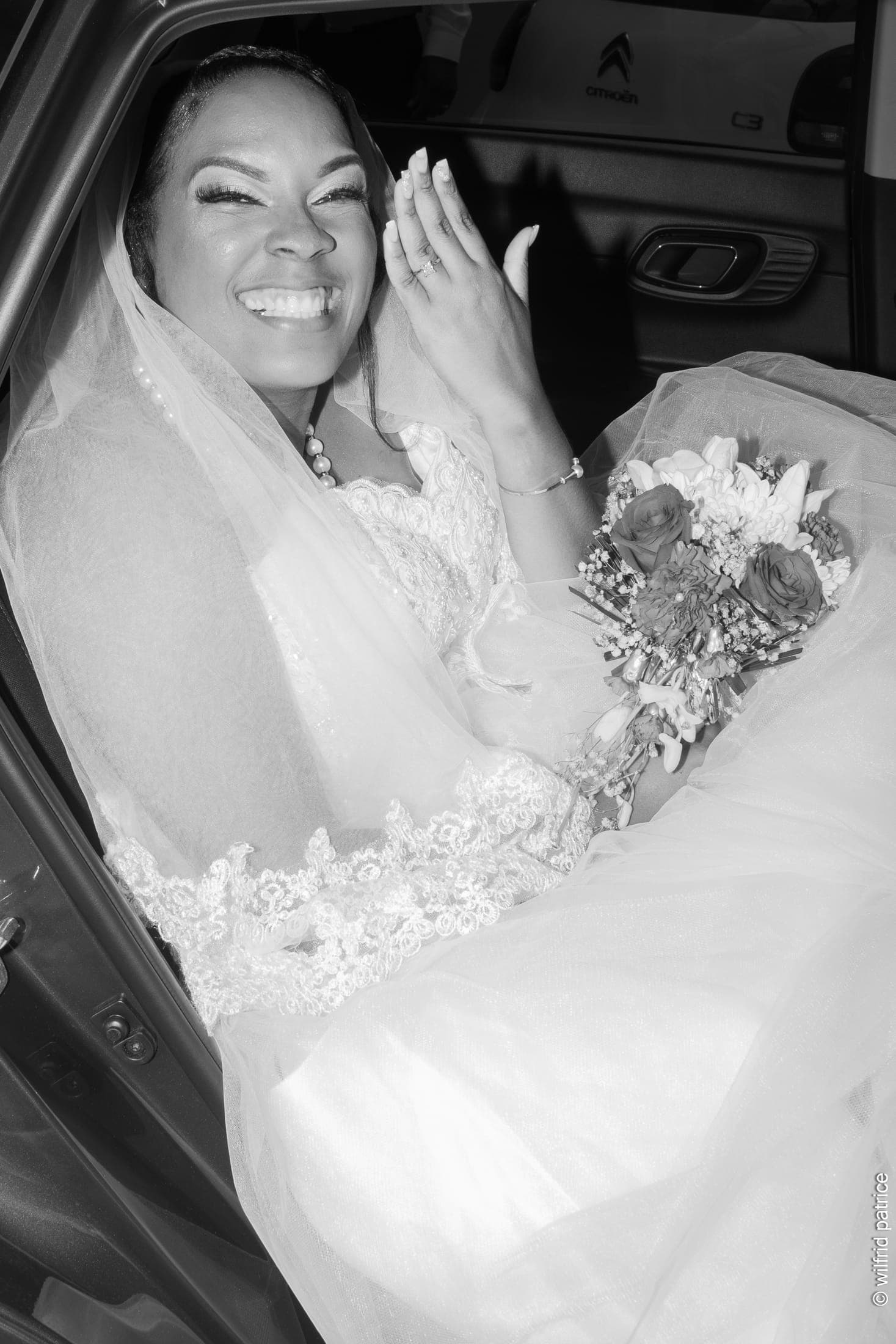 Un moment complice du mariage de Gina et Lionel
